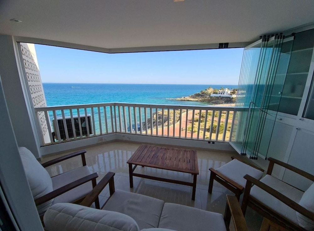 Luxurious 1st Line Top-floor Apartment With Direct Sea Access