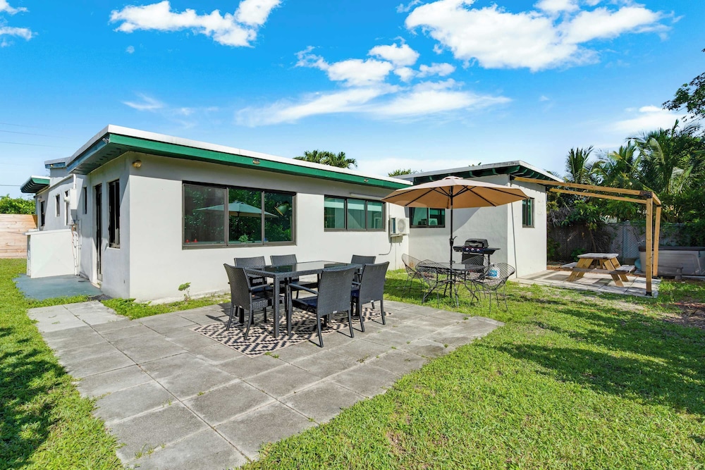 Hidden Bungalow- Peaceful Retreat BBQ and hot tub