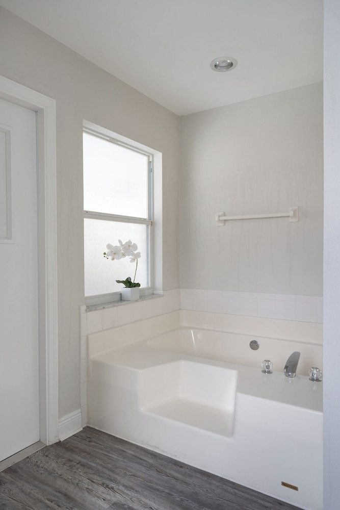 Heated Pool & Bathtub 4BR Near Disney