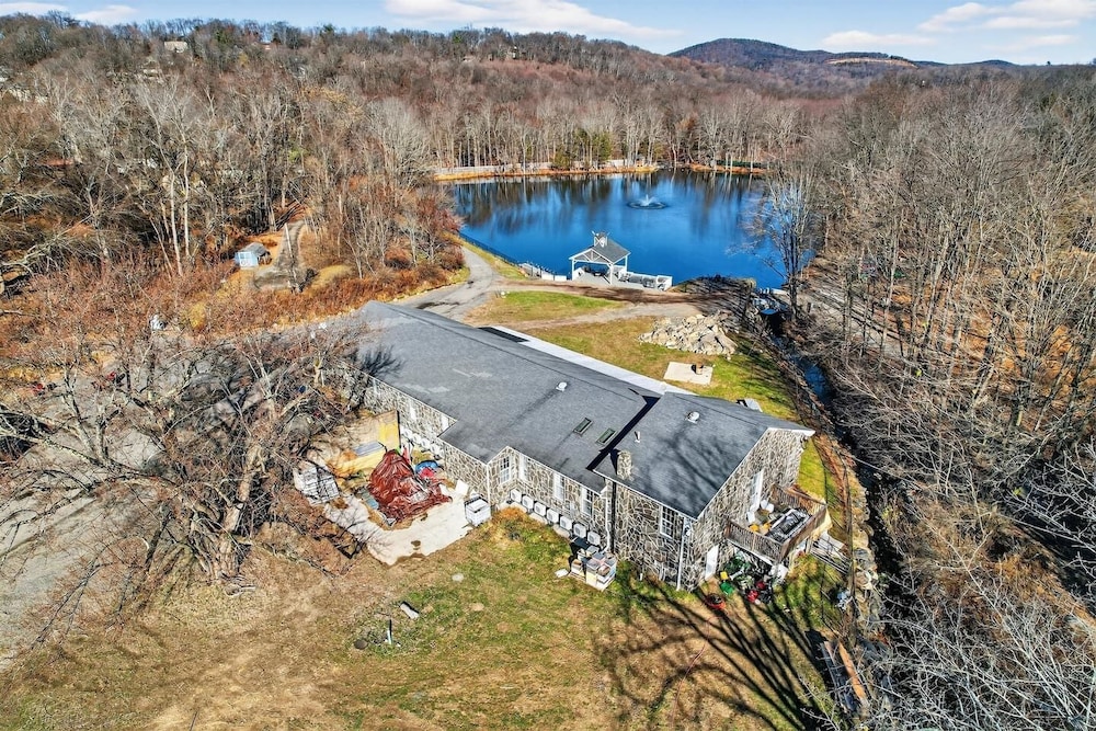 Hidden Lakefront Gem on a Gated Countryside Escape