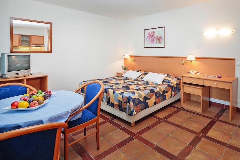Beautiful Apartments in Jelsa, With Pool