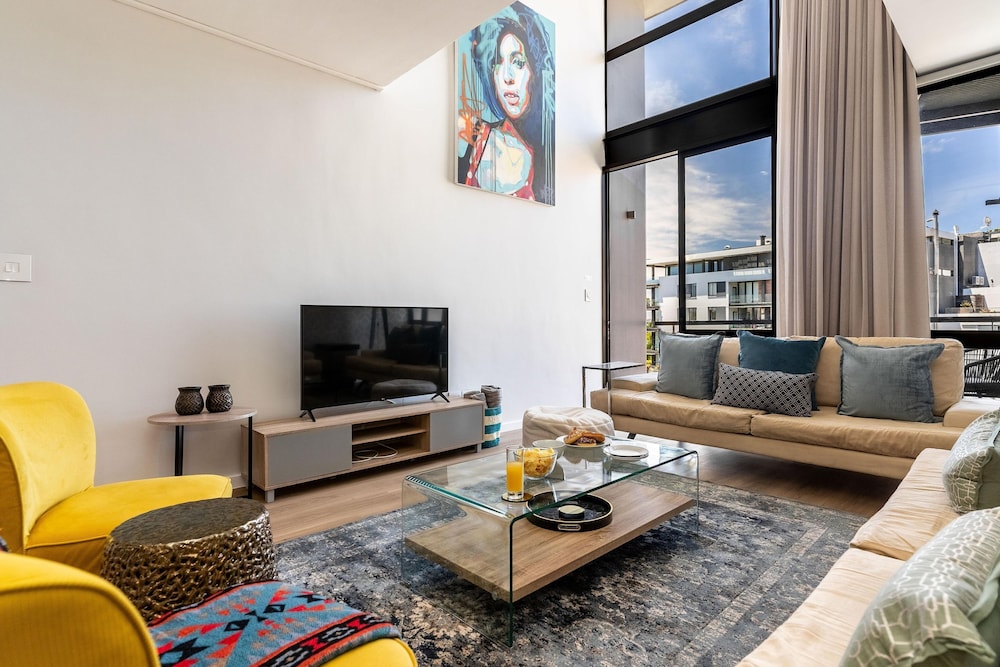 Urban Palette - Modern Artistic Green Point Apt