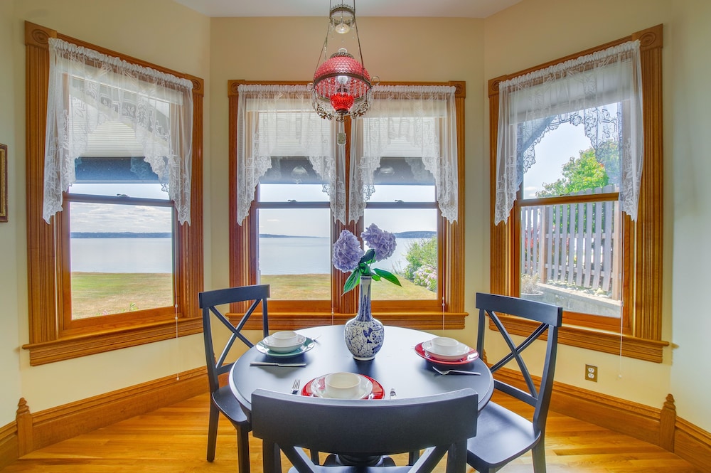 Bayfront Tulalip Vacation Rental w/ Beach Access! view 2