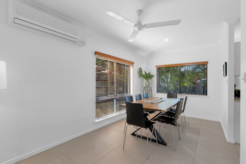3-bed Family Home With Pool & BBQ by the Beach