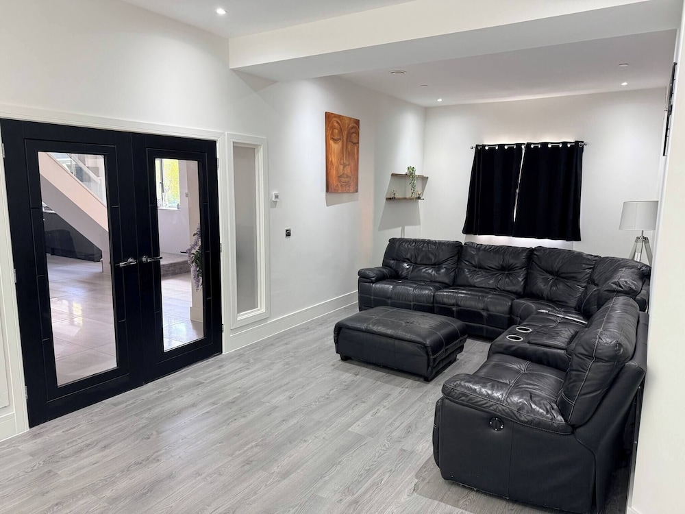 Luxury Home 5 Bedroom 3 Bathroom Games Room Parking