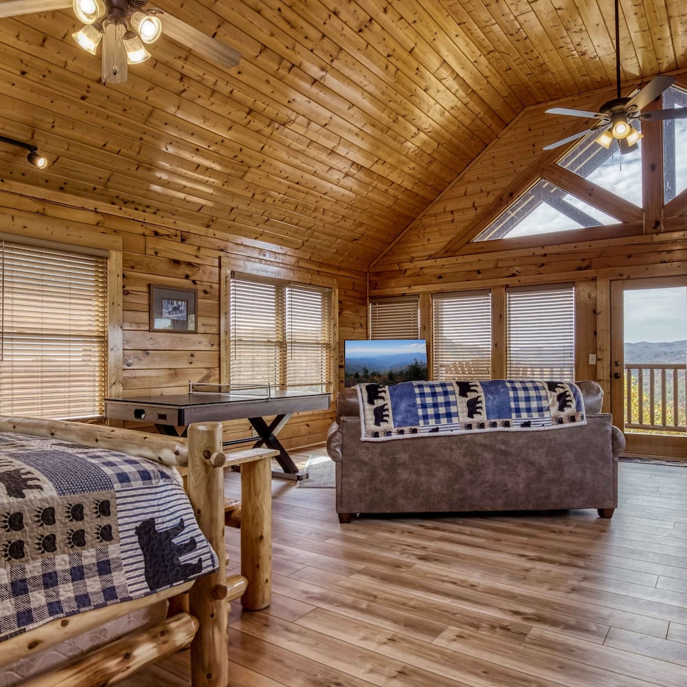 Awesome View Pool Hot Tub Game Room Fireplace