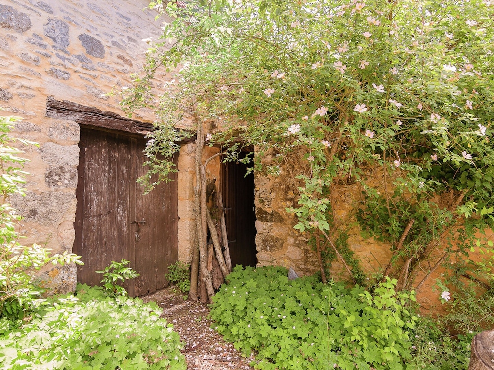 Estate in Dordogne Near Sites
