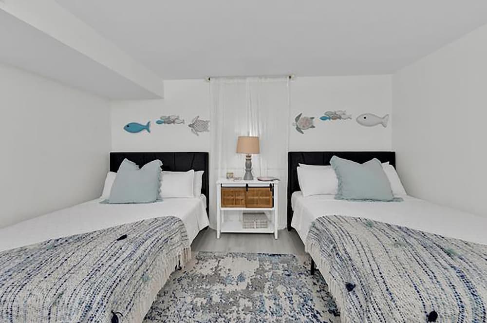 Dolphin Point #401c