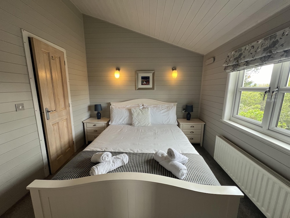 Holly Blue - Cosy Wooden Lodge, Kippford view 3