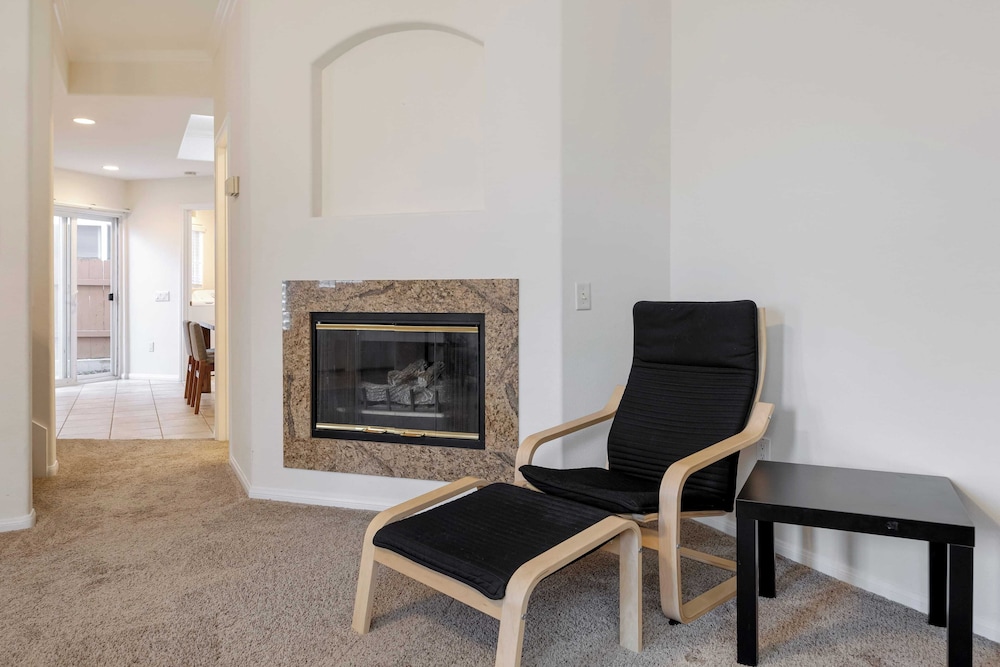 Walk to Dining, Mission + Pacific Beach, and Bars/nightlife Private Backyard