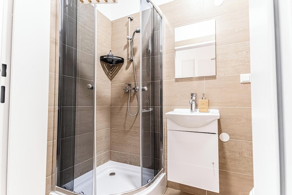 Stunning 12BR Floor For 24 People