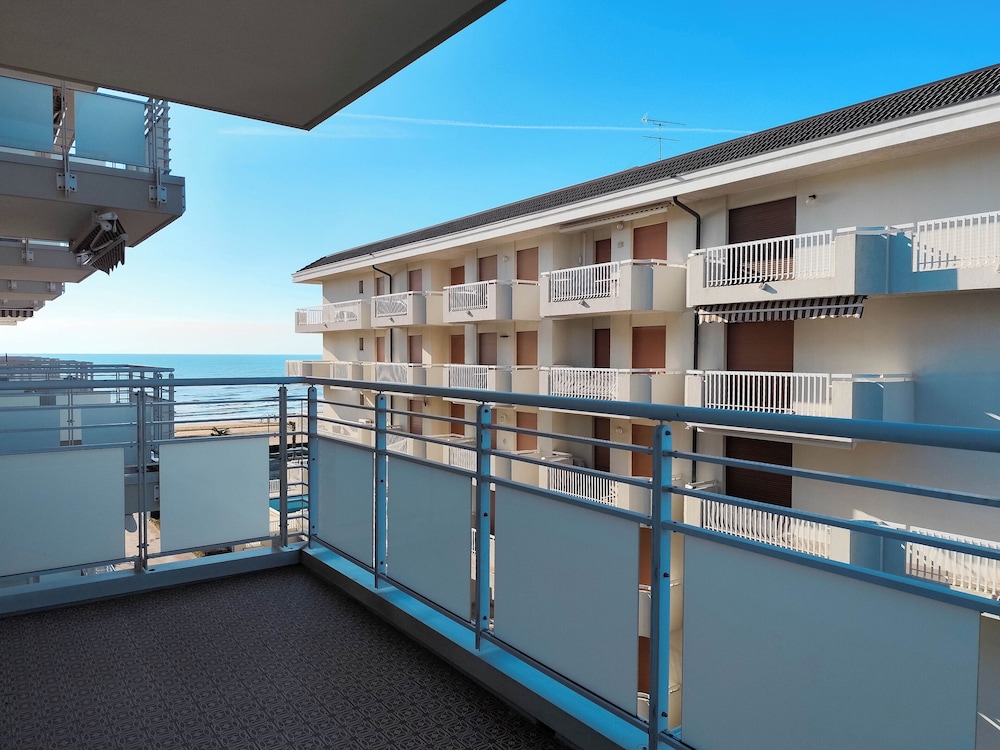 Spacious Apartment With Balcony by the sea