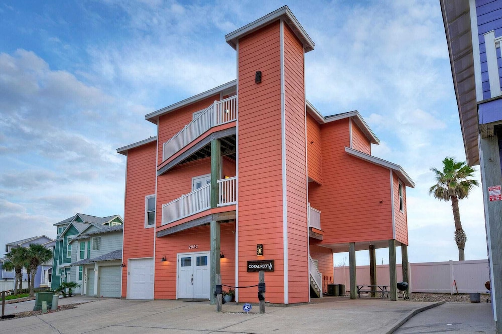 Beach Boardwalk, Pool Access & Ocean Views Coral Reef by Avantstay