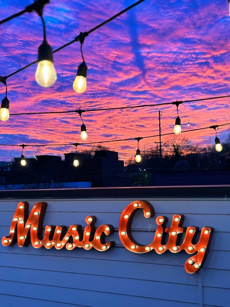 Nashvegas 13 Beds Rooftop Views Mins to Broadway
