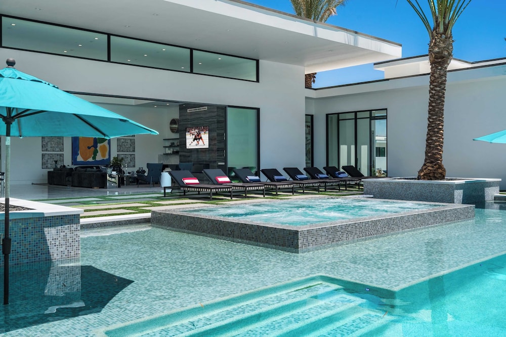 Sleeps 26 Pool, Hot Tub, Pickleball & Putting Green Bravo Villa #12 by Avantstay