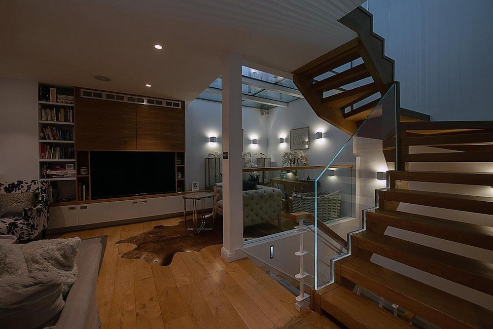 NEW Stunning 5BD Kensington House