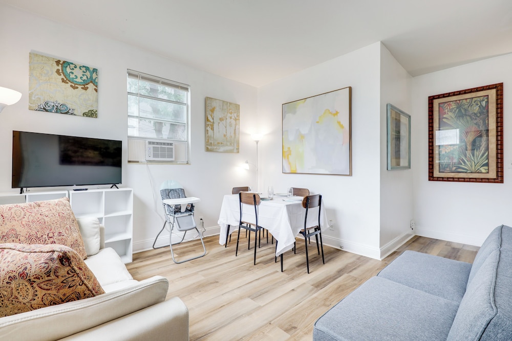 Steps to Food & Shops: Cozy Condo in Jacksonville!