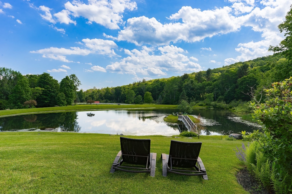 Sunny Pond by Avantstay Secluded Estate w a Private Pond Gym Movie Theater