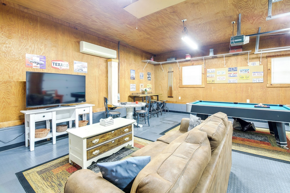 Home w/ Fire Pit: Near The Island in Pigeon Forge! view 5