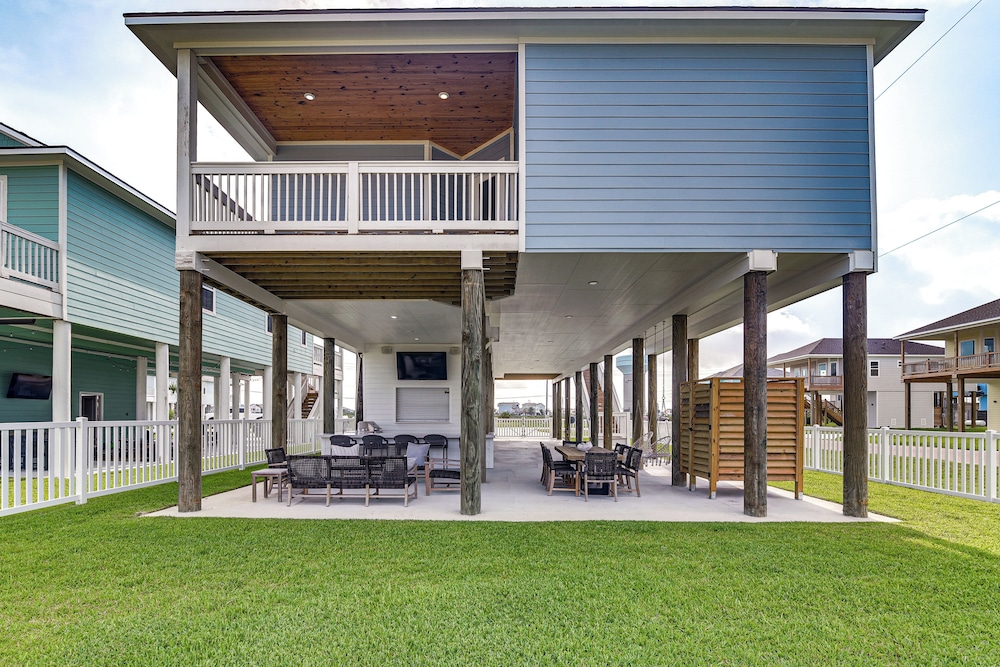 Walk to Beach: Galveston Gem w/ Pool Access