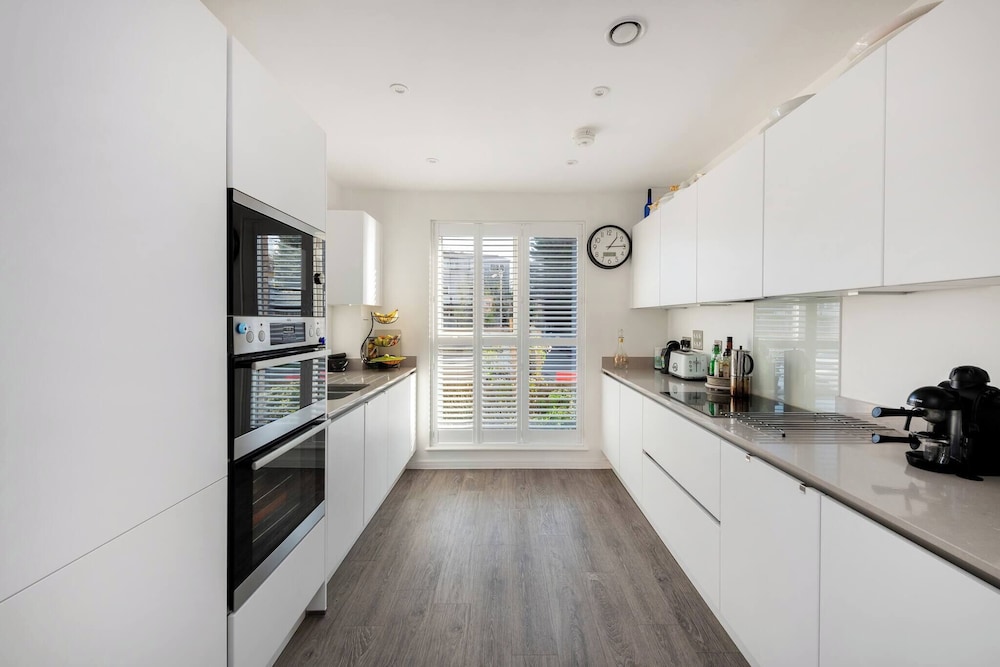 Stylish 3-bed Townhouse With 3 Baths in Southgate