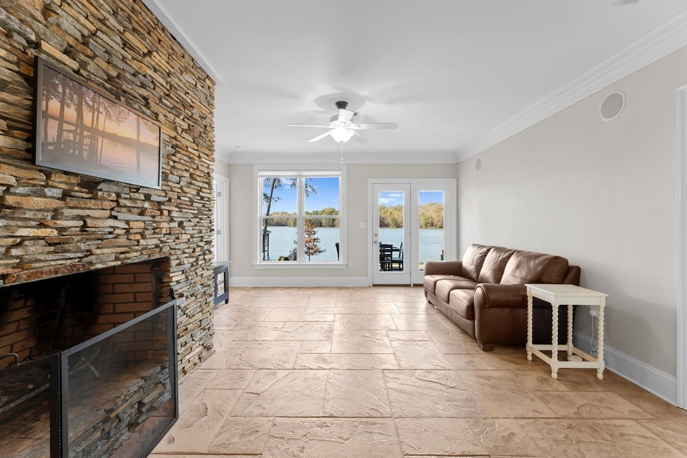 Sunset Pointe by Avantstay Waterfront Beach Fire Pit Sleeps 14 5bdr 4BA