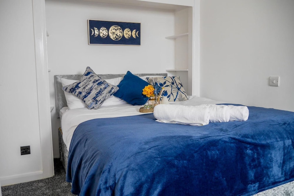 Stylish 4 Bed Apartment- Private Garden & Sleeps 8