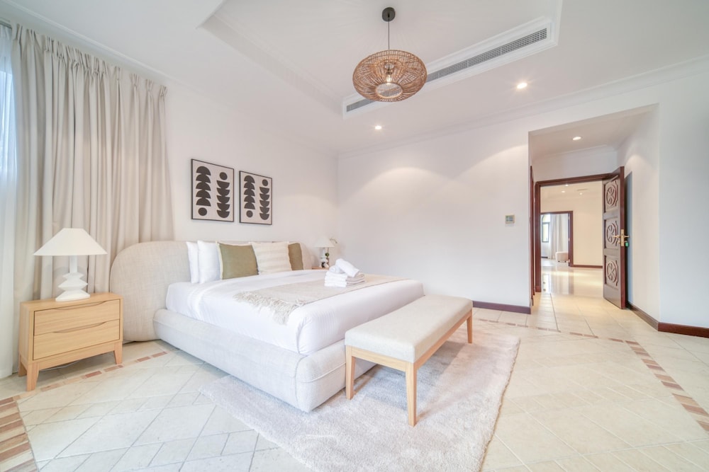 Exclusive 6BR Palm Villa w Private Pool and Beach