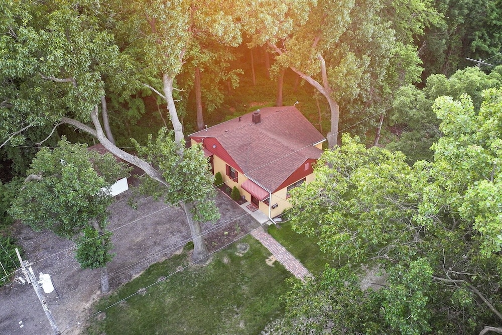 Spacious 3BR House With Firepit & Grill, Near Beach