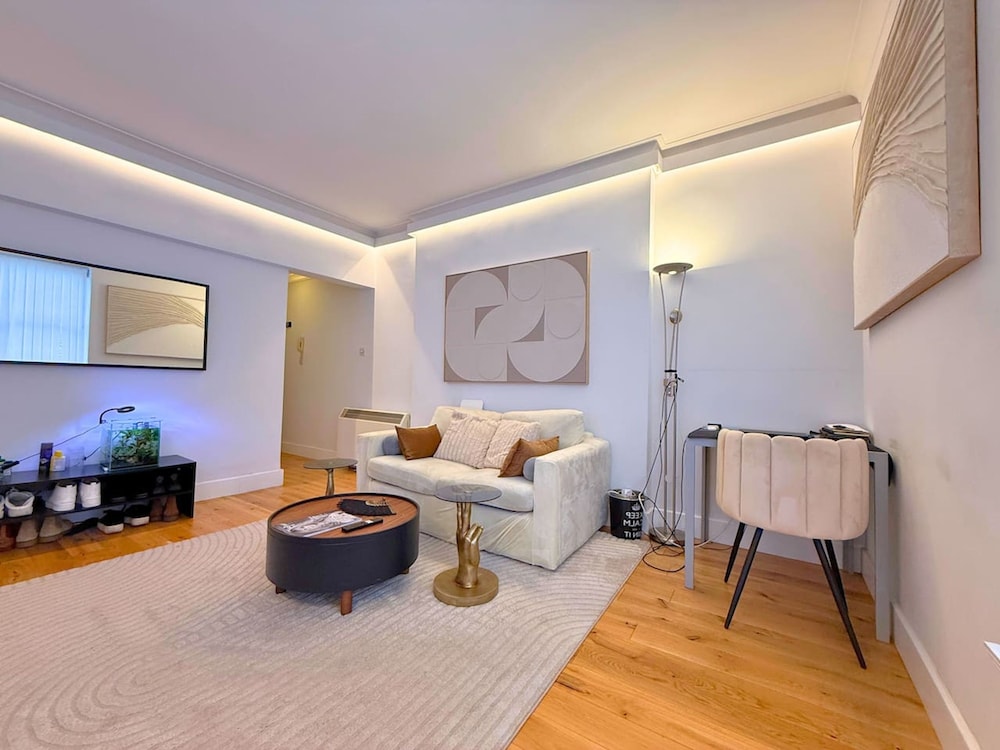 Cosy Mayfair Hideout on Prestigious Street
