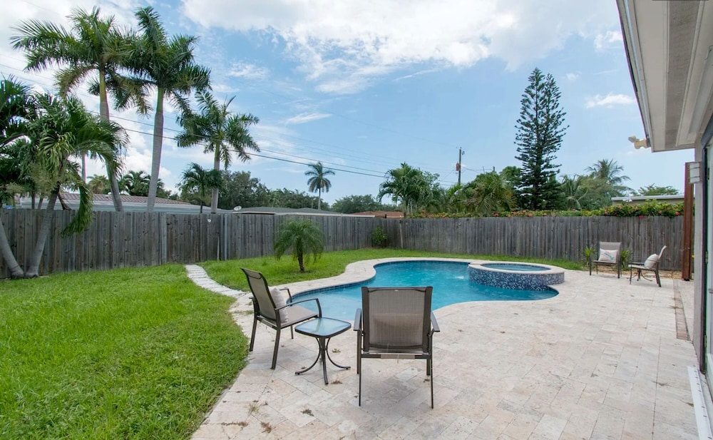 Sunlit Escape 3BR 2BA w Private Pool Backyard