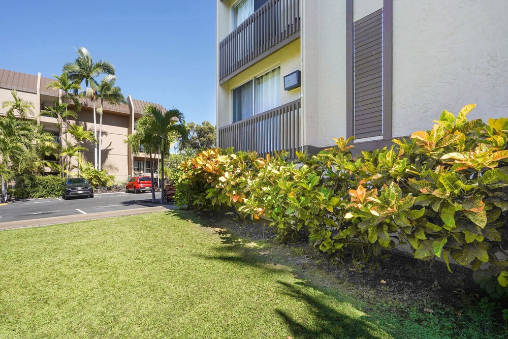 Airy Kailua-kona Condo < 1 Mi to Beach + Town