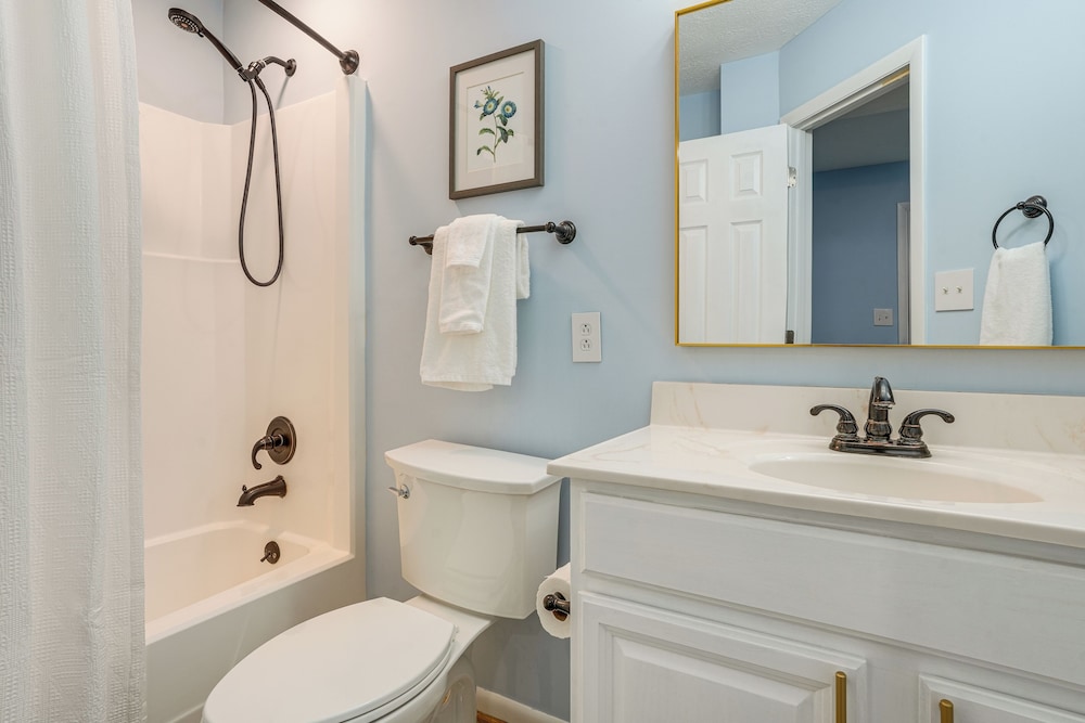 Walk to Slopes: Wintergreen Resort Condo w/ Pool