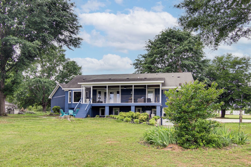 Newly Renovated Lake Bowen Home w/ Game Room!
