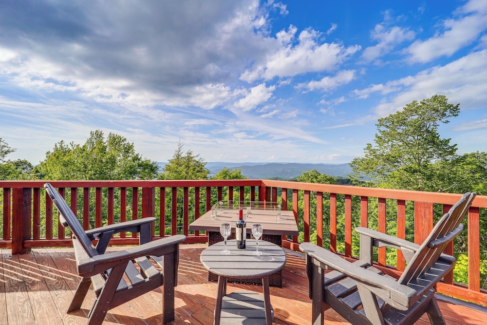 Hot Tub + Stunning Views: Luxury Beech Mtn Escape!