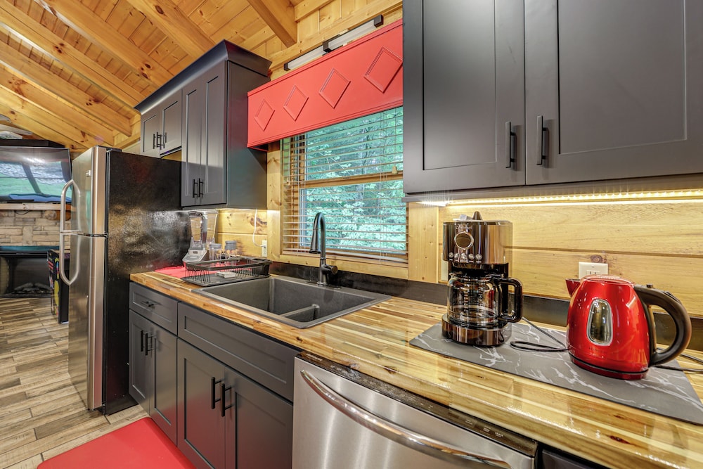 1 Mi to Dtwn Gatlinburg: Hot Tub Haven in Smokies!