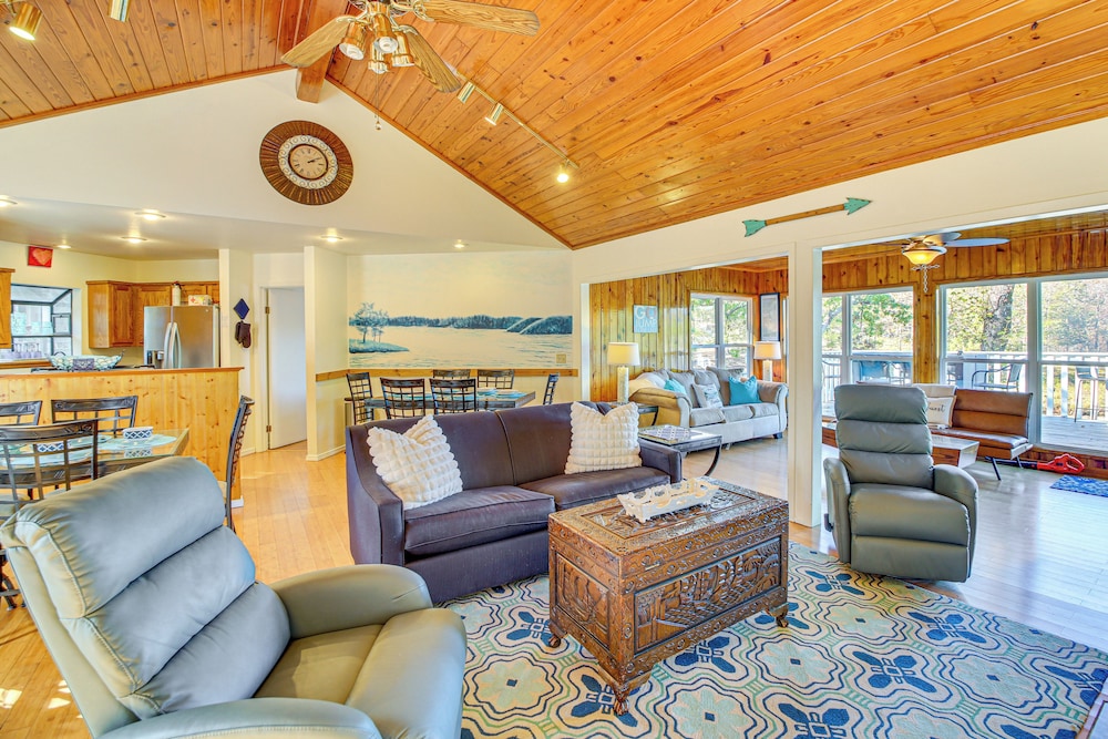 Lake Hamilton Escape w/ Dock & Waterfront Views!
