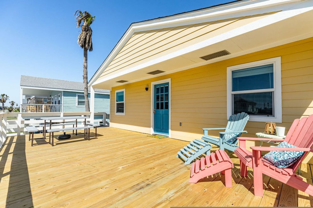 Sunny Daze Walk to Beach 2 Decks Pet Friendly