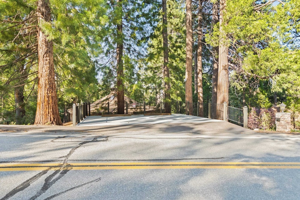 The Fairway Hideaway by Avantstay Game Room, Outdoor Dining & Near Lake Arrowhead