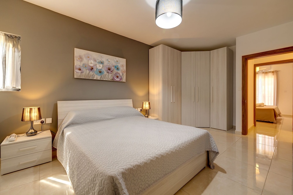 Stylish, Bright and Airy Apart in Central Bugibba photo 4
