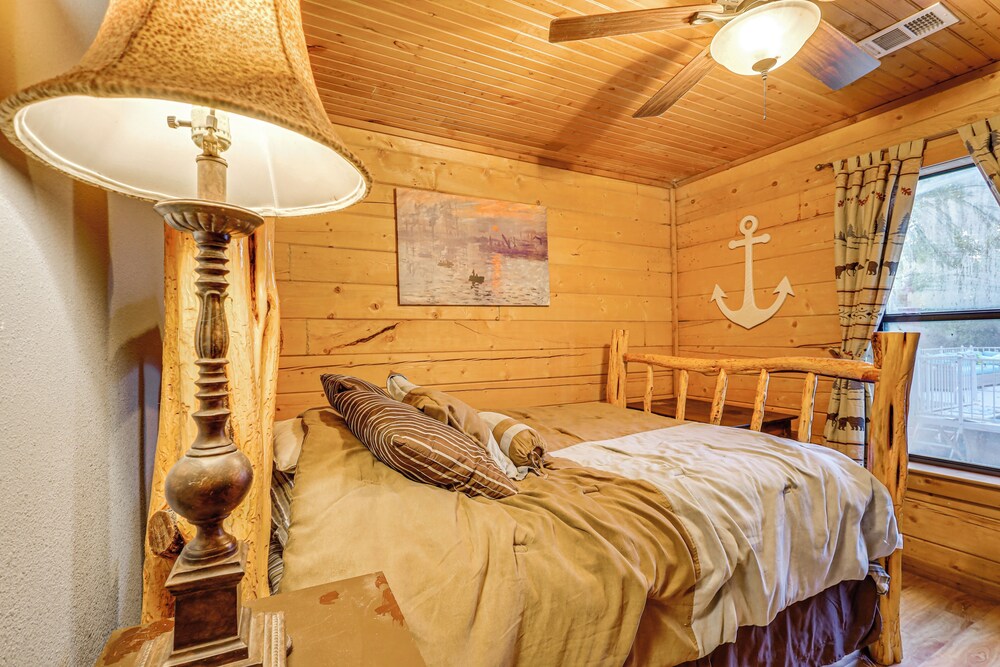 Private Pool: Fun Riverfront Retreat in Hamilton!