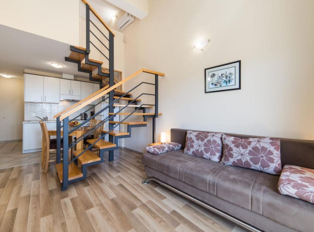 Apartments Nmn Drvenik
