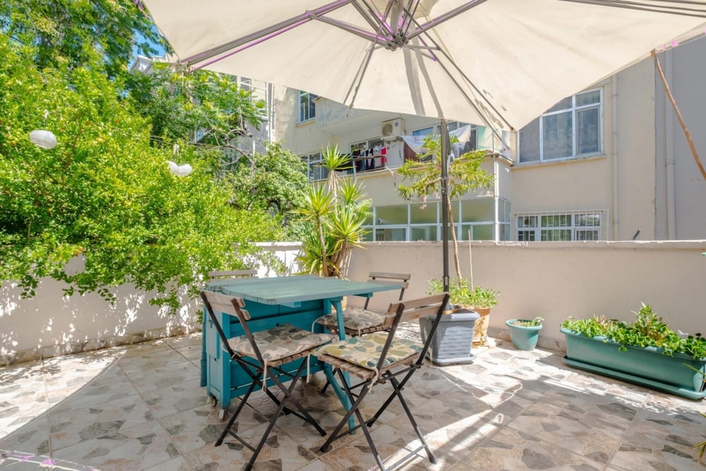 Eclectic Flat Near Metro With Terrace in Kadikoy