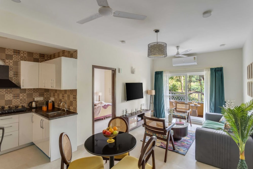 1bhk w Balcony and Pool - 5 Mins to Candolim Beach