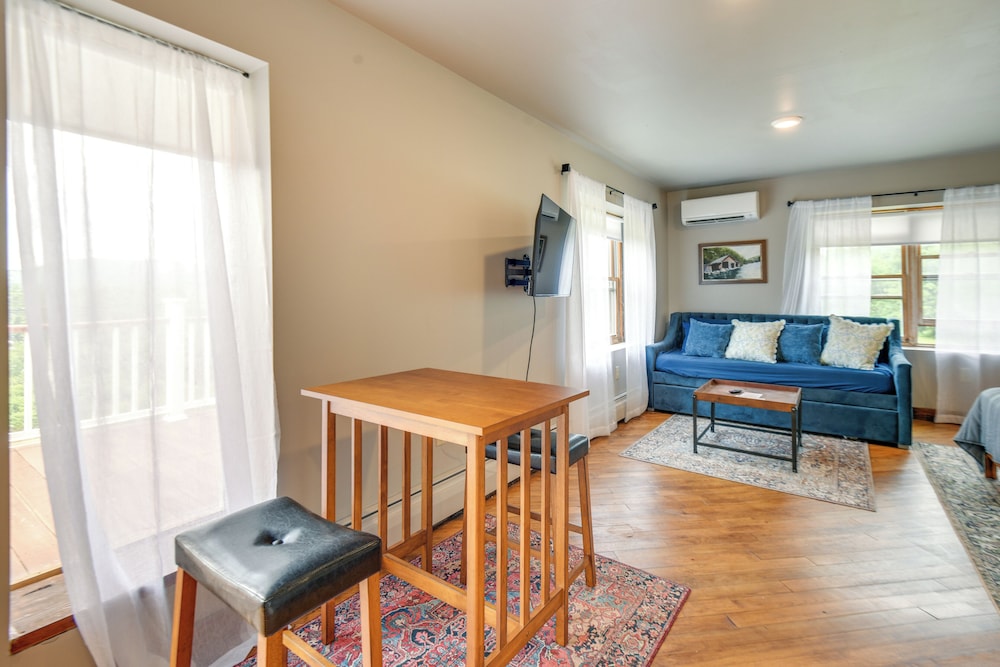 Meredith Studio Near Downtown: Hike, Swim, Ski!