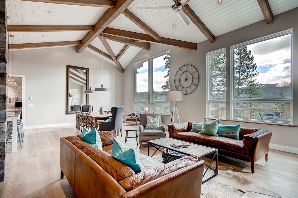 Sunrise Ski Haus 4 Bedroom Home by RedAwning