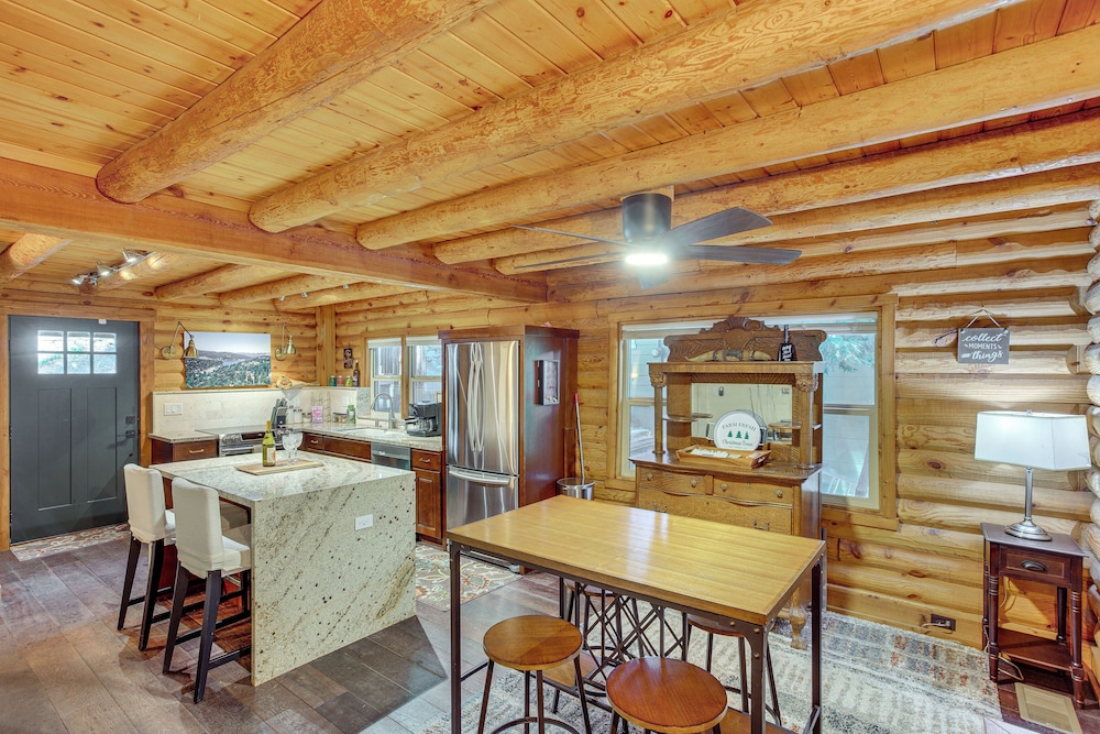 Cabin ~ 1 Mi to Lake Gregory & Hiking!
