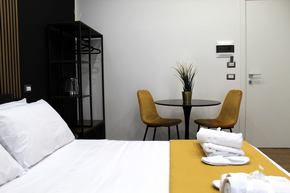 BlackWoody Contemporary Rooms - Napoli Centro Storico