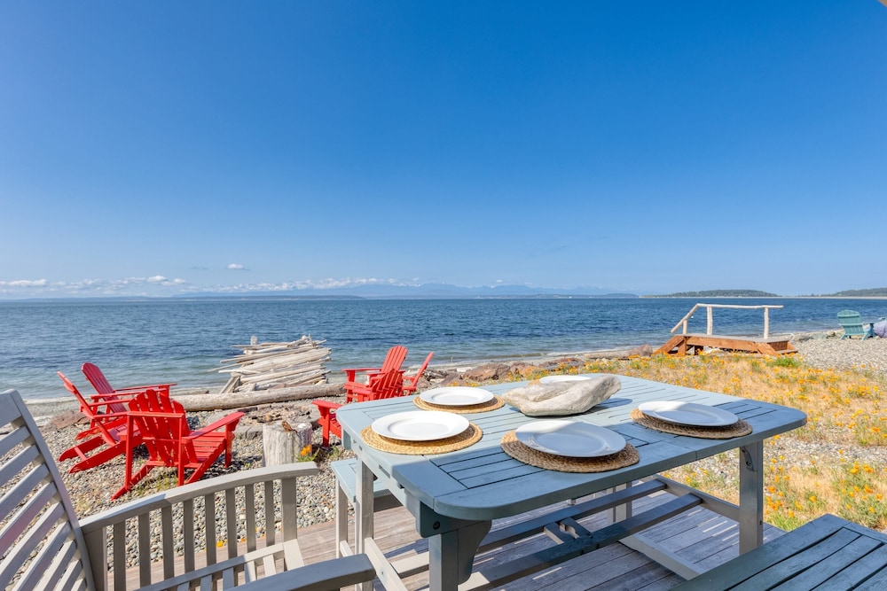 Vintage Beach House by Avantstay Waterfront Home view 5