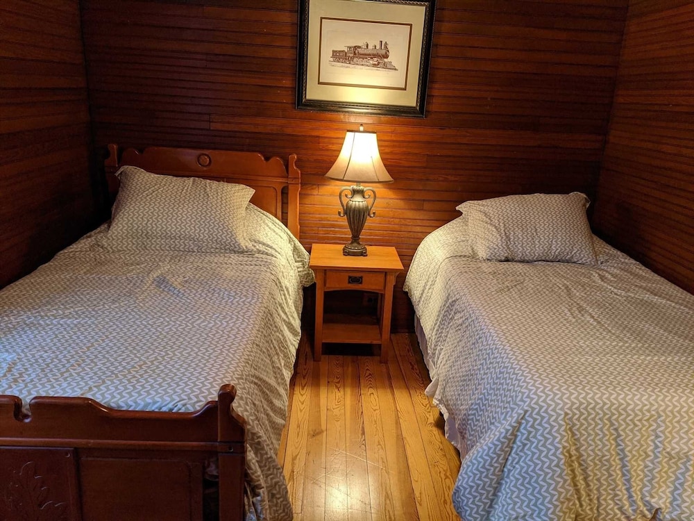 Southern Charm Riverside 4 Bedroom Home by RedAwning view 5